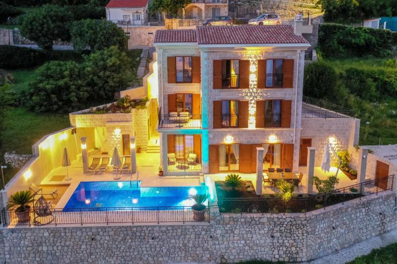 Luxury Villa Flower — отель с удобным расположением в Будва