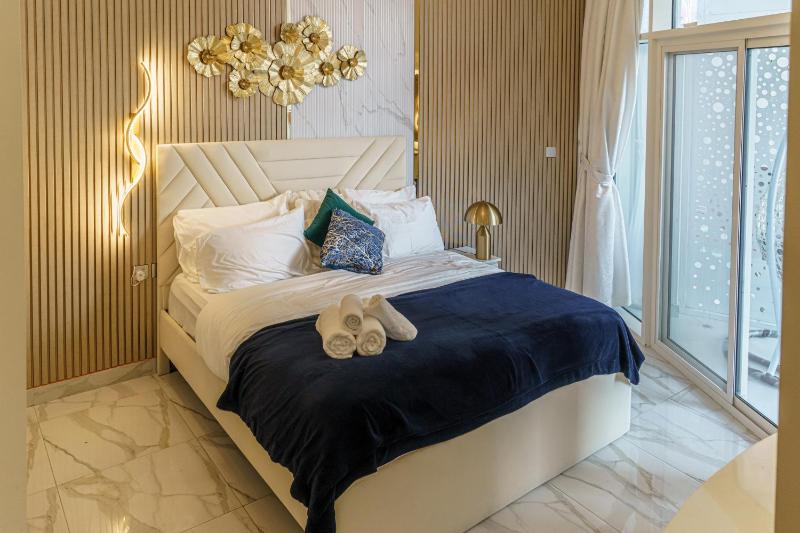 Stylish and Cozy one bedroom Apartment on Canal — отель с удобным расположением в Дубае