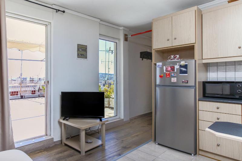 Loft condo next to metro station. Amazing view! — отель с удобствами в Афины