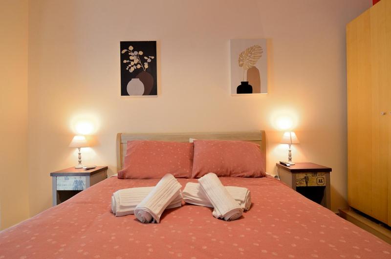 Cozy Flat Next to Metro Station - 11min to Athens Center — отель с удобным расположением в Афины