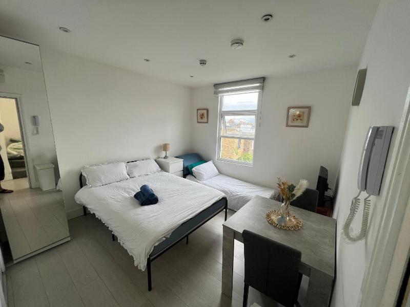 Small Studio Flat Uxbridge Road — отель в Лондоне, Соединенное Королевство