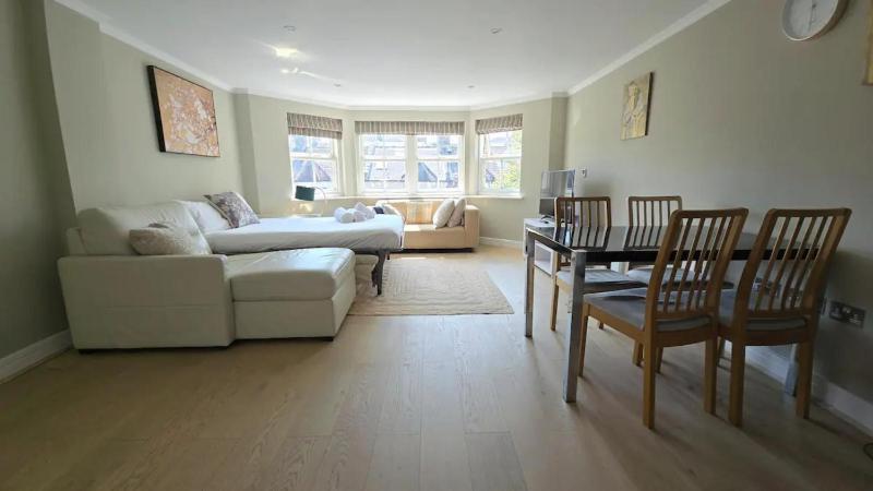 Цены на Luxury 1 bed Apt Sleeps 5, Barons Court 5m to tube в Лондоне
