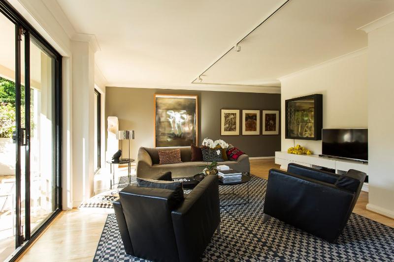 Цены на Sophisticated Apartment - Inner City в Сиднее
