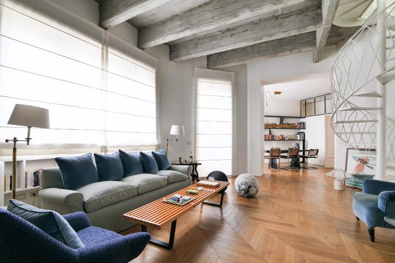 Luxury penthouse with rooftop terrace — забронировать отель в Милане