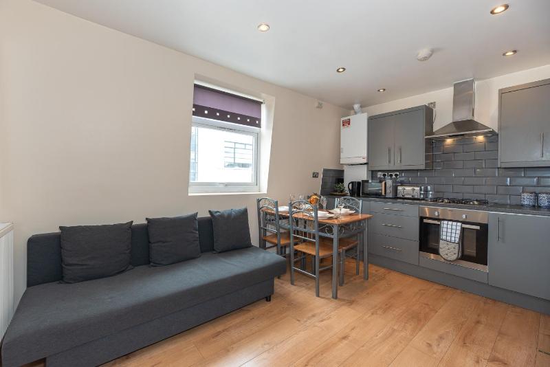 Lovely 3 bed apartment in the City of London — забронировать отель в Лондоне
