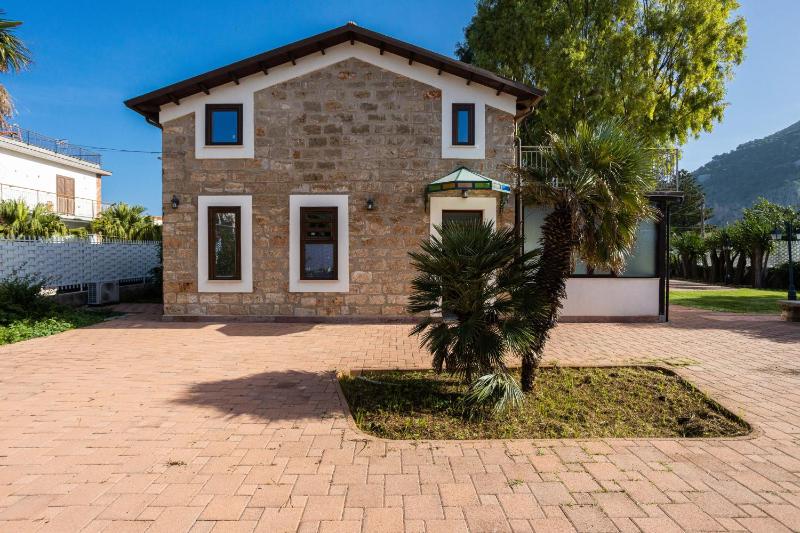 Luxury Villa Era — отель с удобствами в Палермо