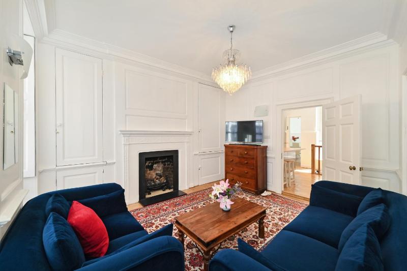 Spacious Soho Home On Quaint Cobbled Street — забронировать отель в Лондоне