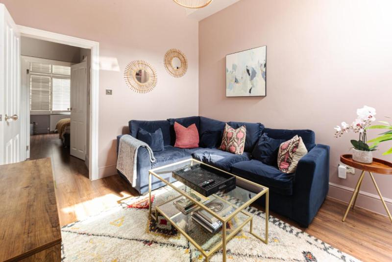 Clapham Calm 2 Bedroom Flat with Garden — забронировать отель в Лондоне