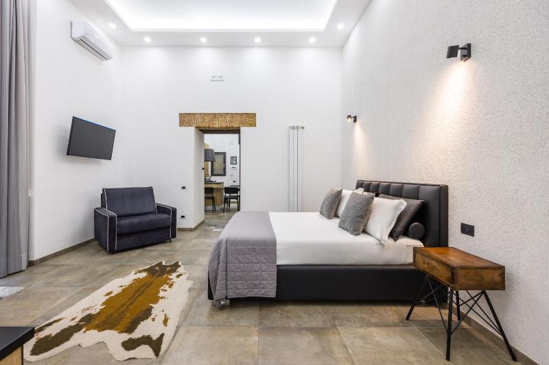 Palazzo Mormando - Industrial Apartment — отель с удобствами в Неаполе