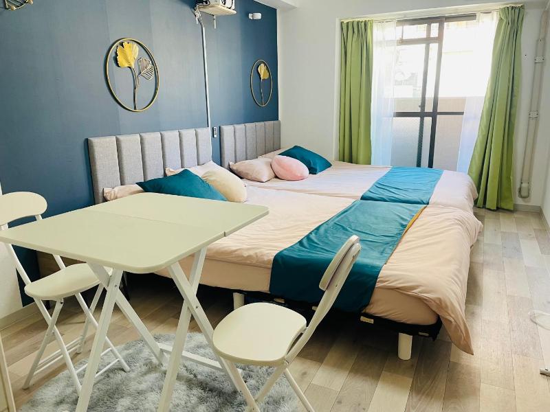 Good location, convenient transportation Nipponbashi Station 4 minutes Dotonbori 6 minutes Kuromon Market 8 minutes Double bed o5 — отель с удобным расположением в Осаке