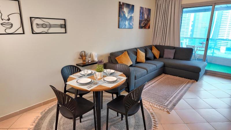 Spacious 2 Bed Apt at Marina High Floor — отель в Дубае, Объединенные Арабские Эмираты