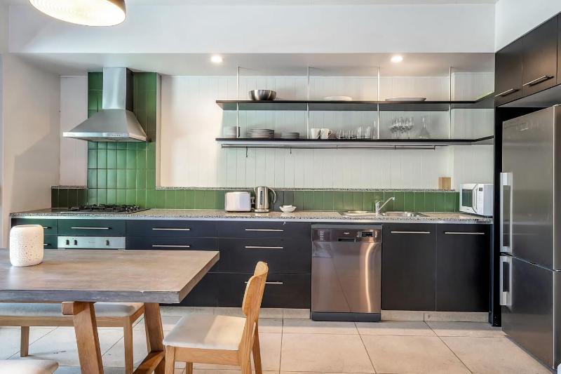 Eclectic Perfectly Positioned Apartment — отель с удобным расположением в Сиднее