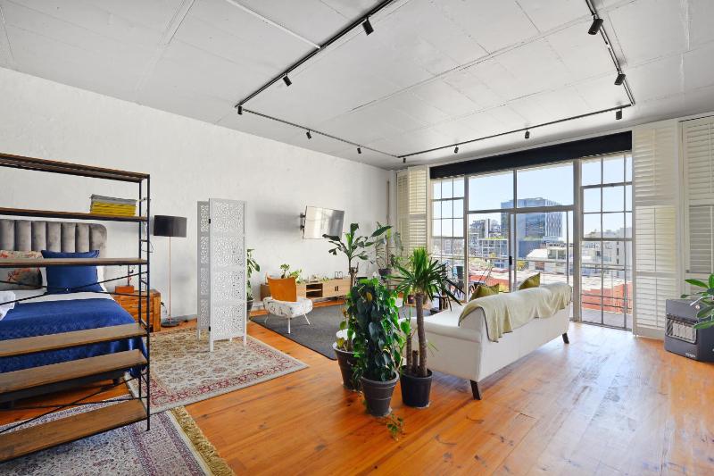 Chic NYC Style Loft: Urban Elegance — забронировать отель в Кейптауне