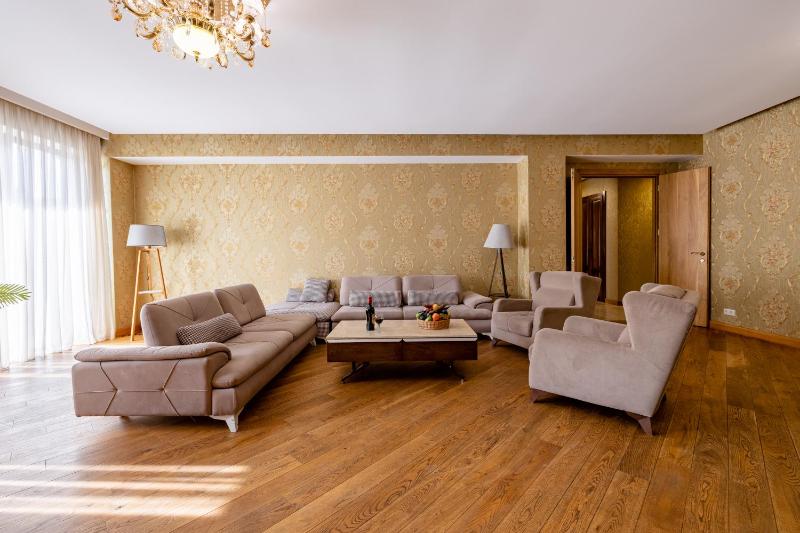 Central Cozy 5BD-5BATH Apartment — забронировать отель в Тбилиси