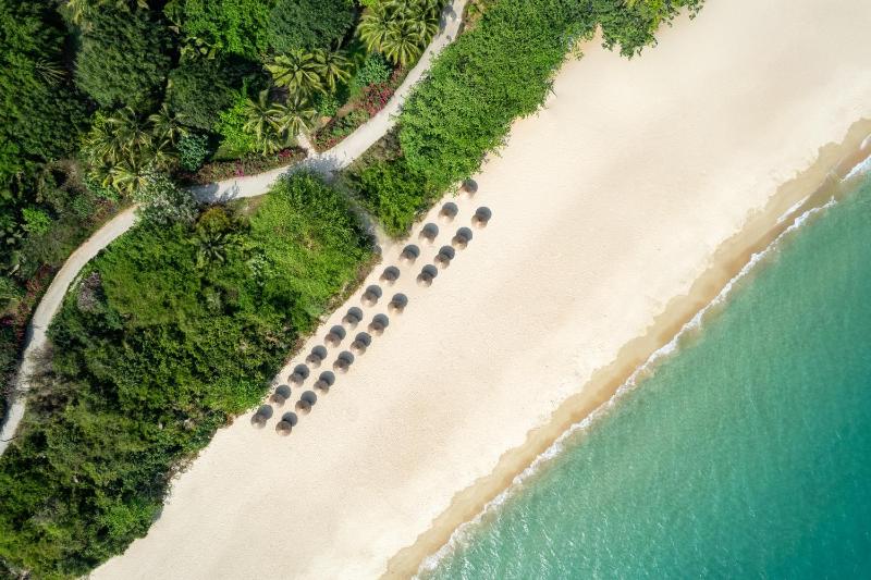 HUALUXE Hotels and Resorts Sanya Yalong Bay Resort, an IHG Hotel — отель с удобствами в Санье