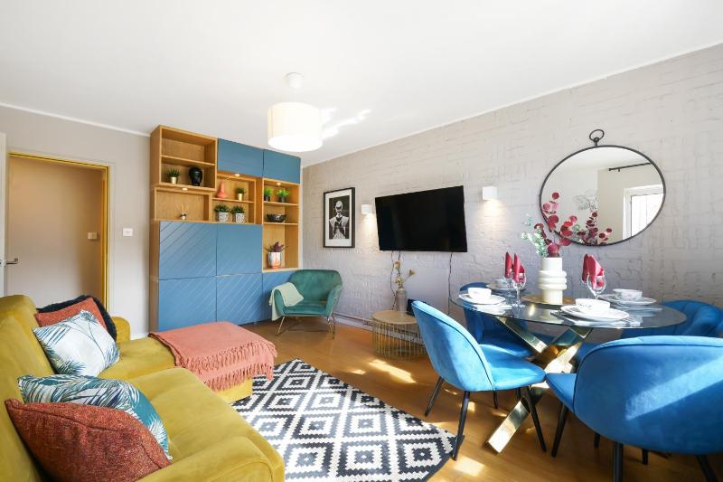 Lovely 2 bedroom Flat in London-Balcony - Sleeps 6 — отель с удобствами в Лондоне