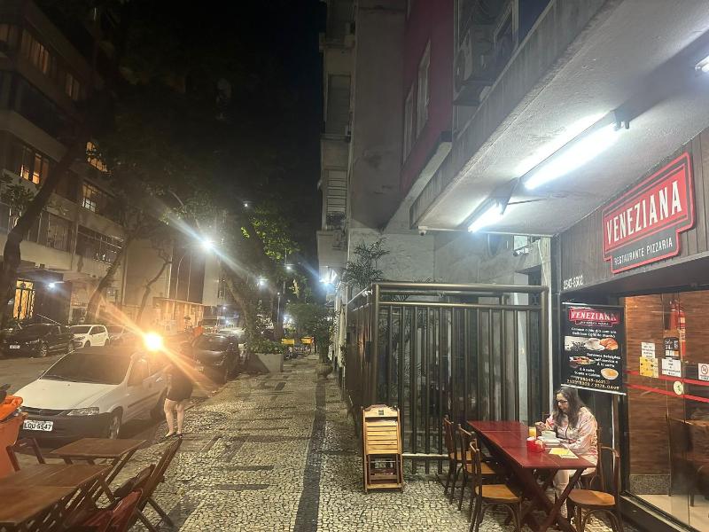 Copacabana / Lema, a uma quadra da praia — отель с удобствами в Рио