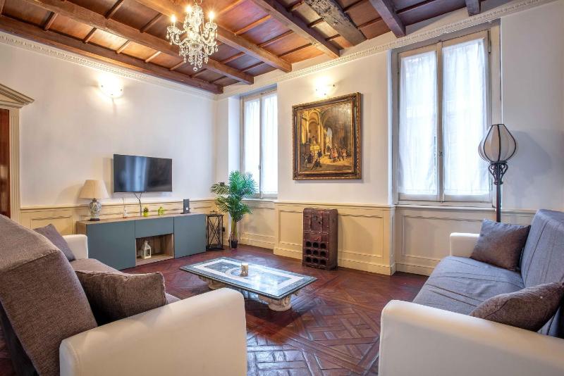 Exclusive 4 bedrooms apartment near Duomo — забронировать отель в Милане