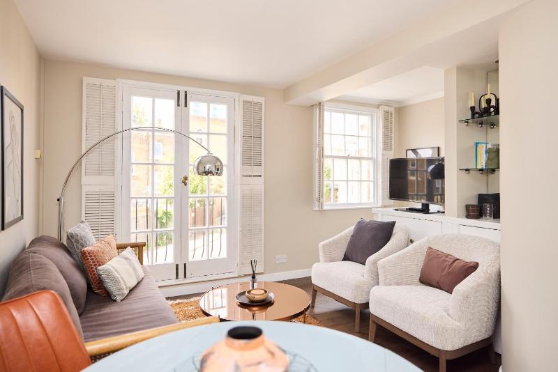 The Holland Park Crib - Classy 2BDR House — комфортный отель в Лондоне