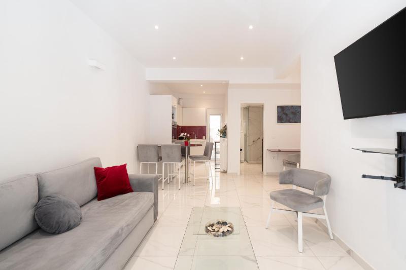 Sophisticated Modern Apt in Athens center — комфортный отель в Афины