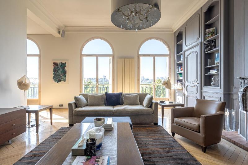 Luxury 4 Bedroom Eiffel Tower View — забронировать отель в Париже