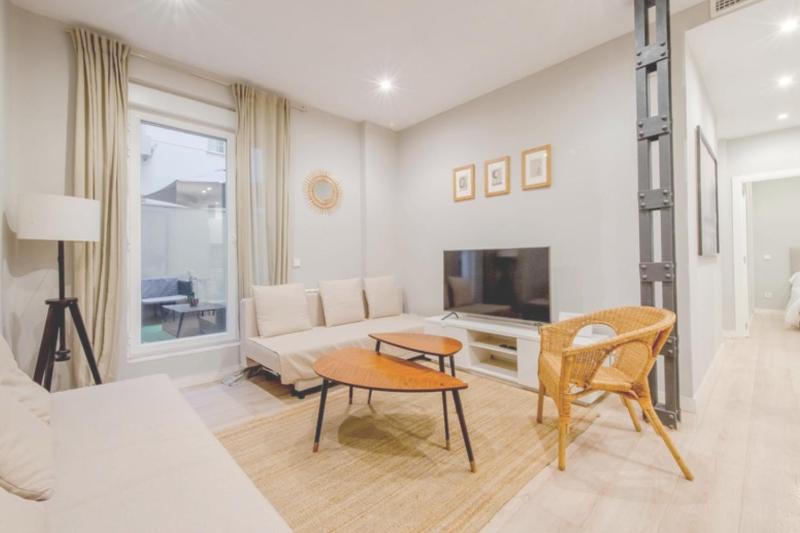 Acogedor Apt 3 habitaciones y terraza en el Centro de Madrid — отель с удобным расположением в Мадриде