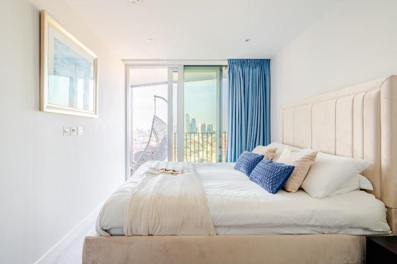 Stunning London city view large 1 bed apt — отель с удобным расположением в Лондоне