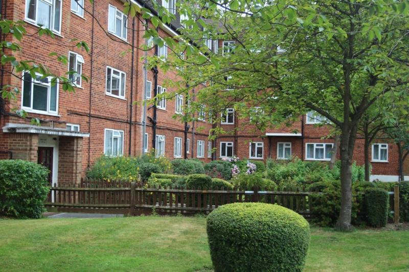 Wonderful Apartment in Wembley — отель с удобствами в Лондоне