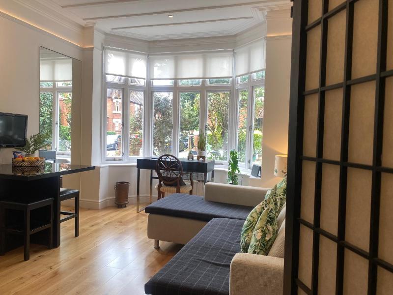 Interior Designed Flat near Kew Botanical Gardens — отель с удобствами в Лондоне