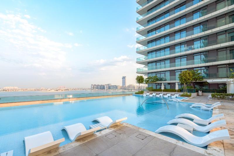 AMAZING! Opulent & Chic - 1BR - Beachfront — отель с удобствами в Дубае