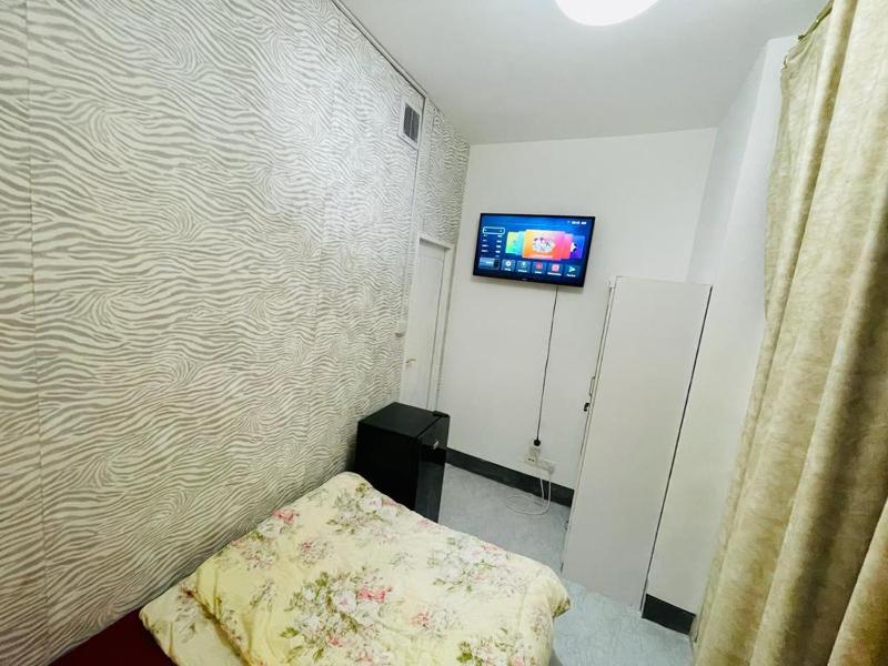 Couples ROOM with private Balcony TV FRIDGE — комфортный отель в Дубае