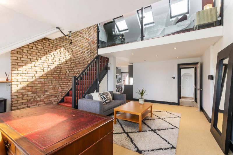 Designer 1 bed Loft Apartment, SW16 — отель с удобным расположением в Лондоне
