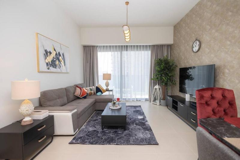 Elegant 2-BR Ritzy Retreat Steps from Burj Khalifa — отель с удобным расположением в Дубае
