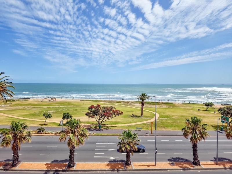 Seaside Apartment opposite Seapoint Promenade. — забронировать отель в Кейптауне
