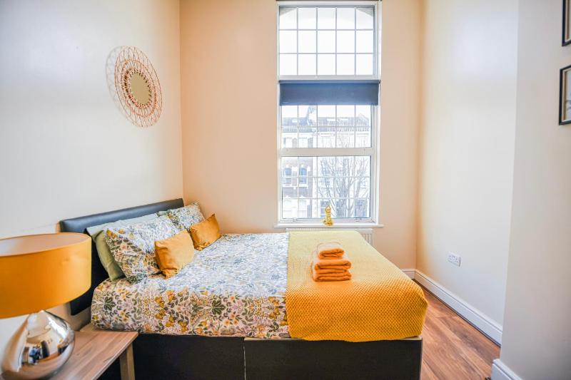 Charming 2-Bedroom flat in Shepherd's Bush, near Hammersmith — забронировать отель в Лондоне