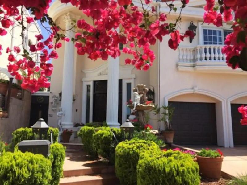 Цены на Entire Second Flr - Santa Monica Luxury Roman Villa в Лос-Анджелесе