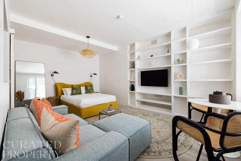 Цены на Light-filled Studio with AC - Earl's Court в Лондоне