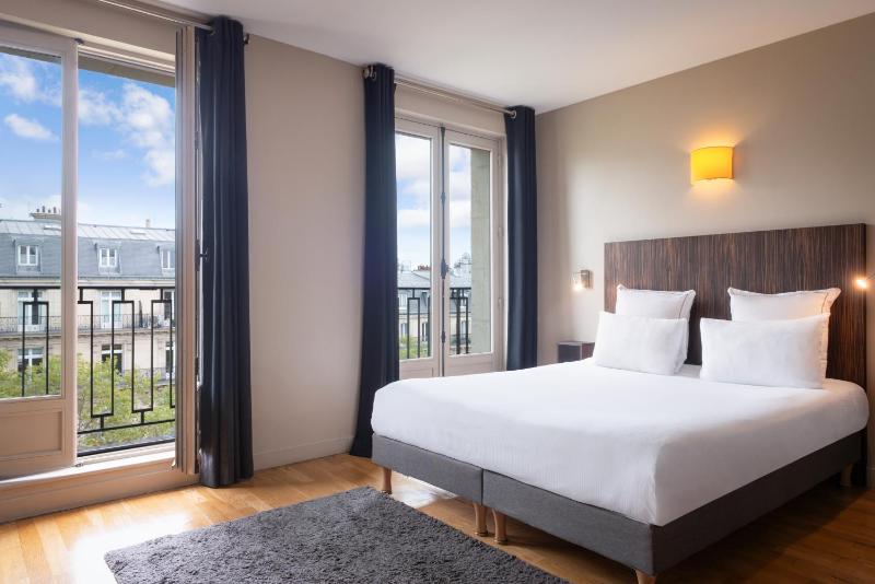Hotel Helzear Champs-Elysees — отель с удобствами в Париже