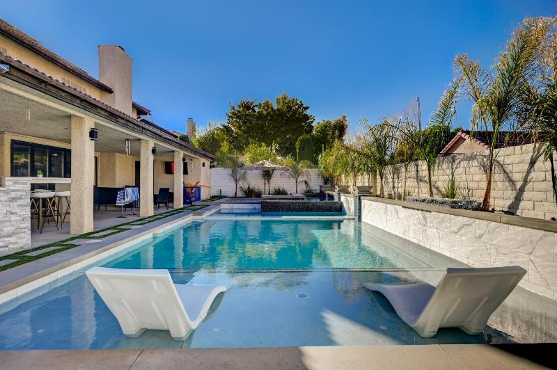 Plush Las Vegas Retreat 5 min from Strip — отель с удобствами в Лас Вегасе