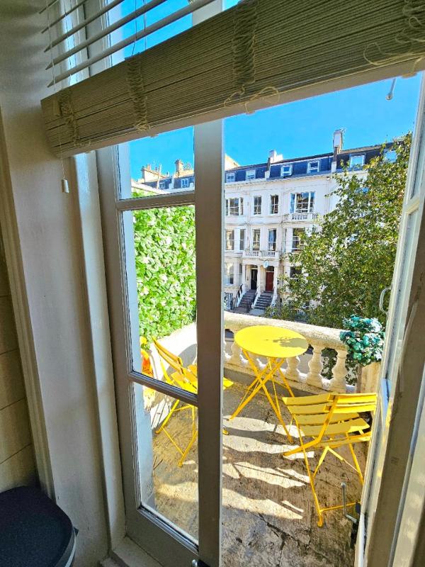 Charming Home with Private Balcony, on 1st floor, with 2 Bathrooms, 3 min walk to Earl's Court Station — отель с удобствами в Лондоне
