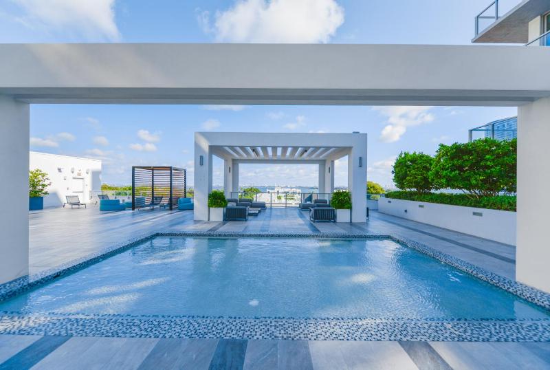 Luxury 1/1 + Den Modern Condo in Design District — отель с удобным расположением в Майами