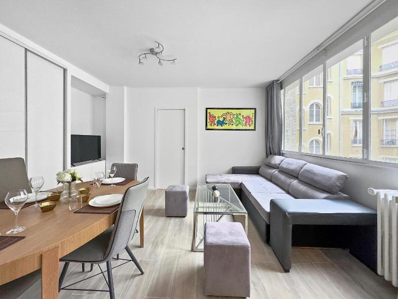 Charmant Appartement 4P Face Tour Eiffel — отель с удобным расположением в Париже