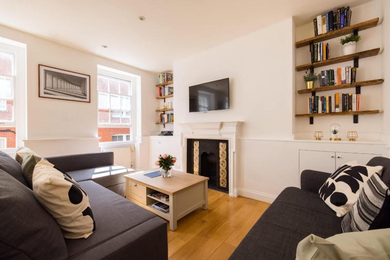 Contemporary 1 Bedroom Bloomsbury Apartment — отель с удобным расположением в Лондоне
