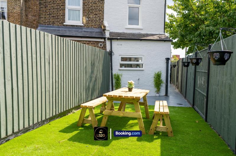 Stunning And Spacious House By Lets Stay Together Short Lets & Serviced Accommodation Greater London With Free WIFI — забронировать отель в Лондоне
