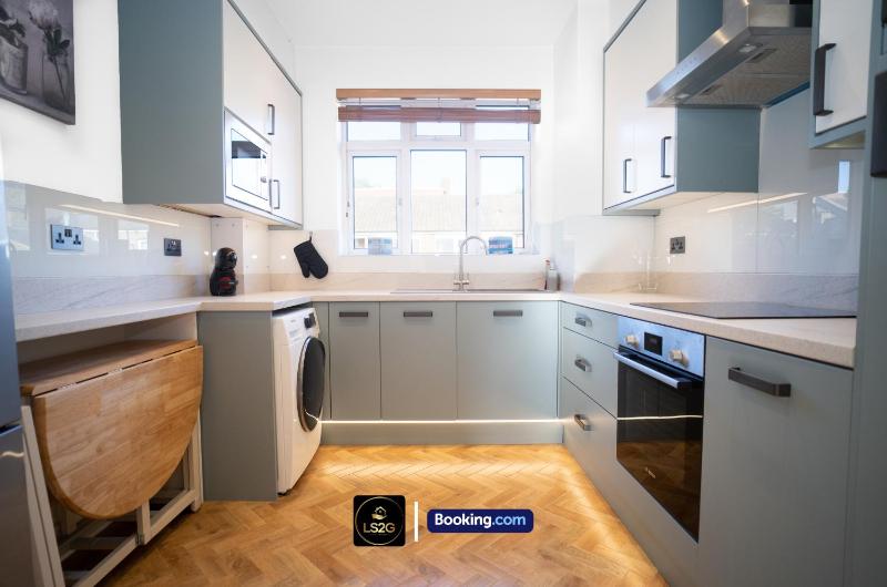 Цены на Amazing 3 Bedroom Apt By Lets Stay Together Short Lets & Serviced Accommodation Greater London With Free WIFI в Лондоне