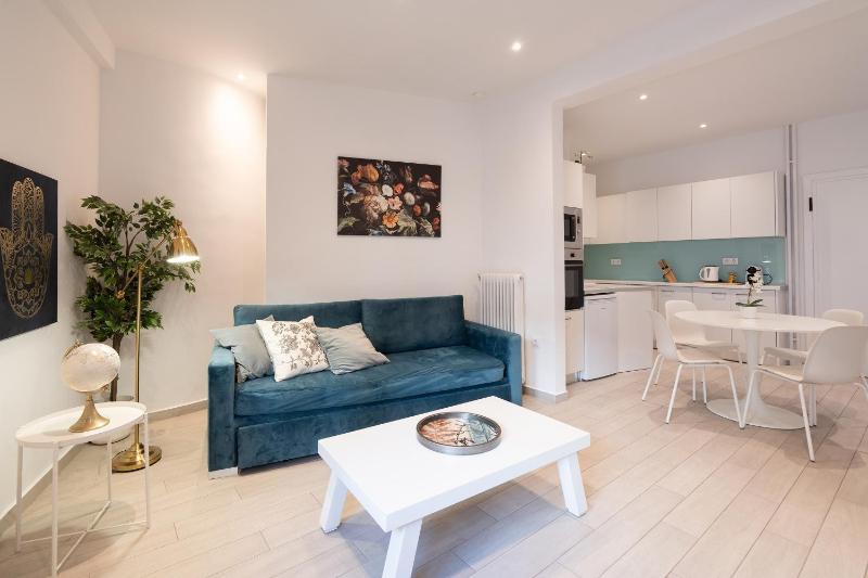 Цены на Stunning Cozy Apartment in Athens в Афины
