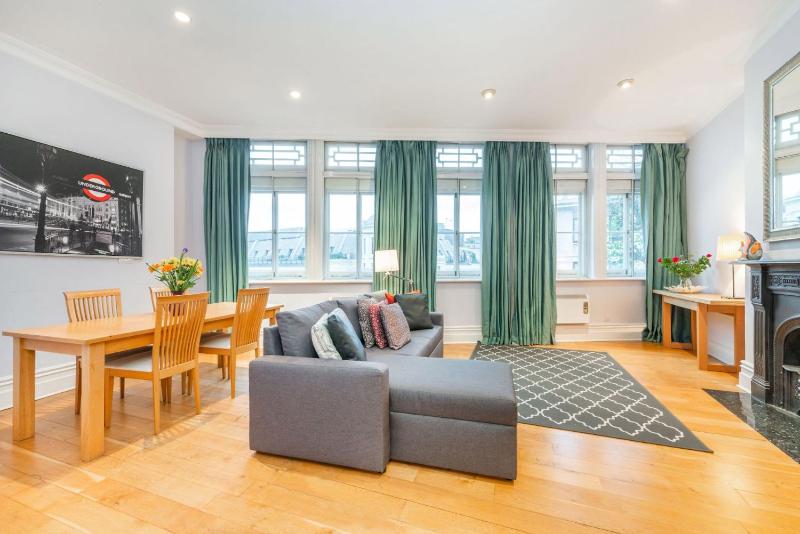 Цены на Nelson's Pad - Trafalgar Square - by Frankie Says в Лондоне
