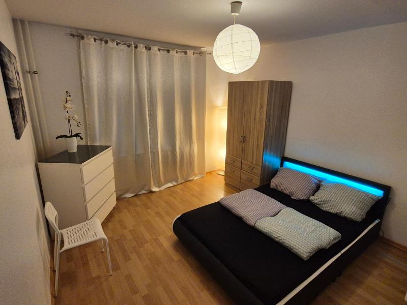 Schone 3 Schlafzimmer Wohnung mit 4 Dopplbetten — забронировать отель в Берлине