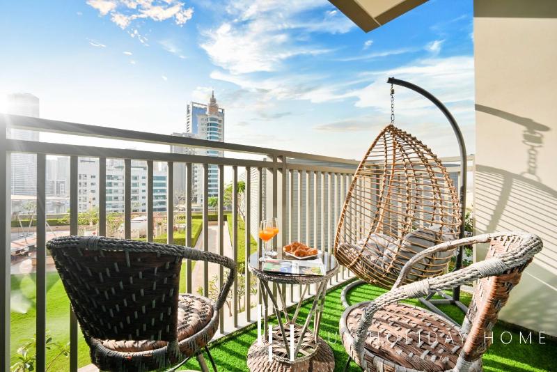 LUX 52 42 Deluxe Marina view suite 1 — комфортный отель в Дубае