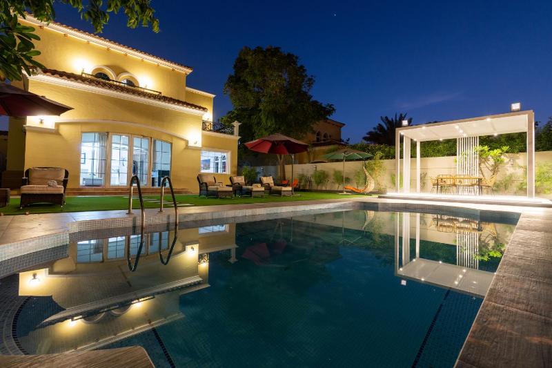 Private villa in Dubai with swimming pool and huge garden — комфортный отель в Дубае
